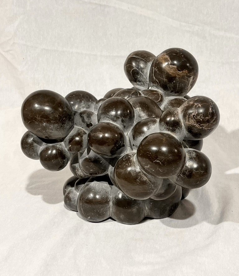 55 febrers — escultura en calcària negra