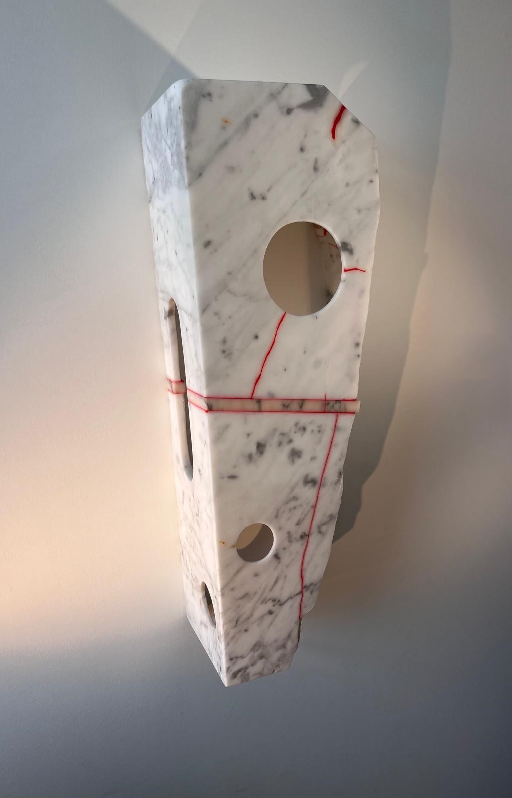 Heavy light I — marbre de Carrara i resina roja